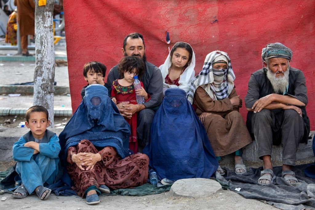 Charyar, 70 ans, de la province de Balkh, est assis aux côtés de sa famille dans un camp de déplacés à Share-e-Naw, dans un parc où se trouvent diverses mosquées et écoles, le 12 août 2021 à Kaboul, en Afghanistan. | Photo : Getty Images
