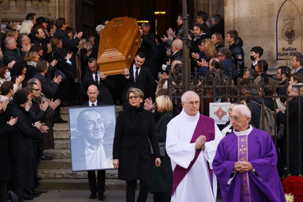 Des porteurs portent le cercueil du journaliste français Jean-Pierre Pernaut à la fin de sa cérémonie funéraire à la basilique Sainte-Clothilde à Paris, le 9 mars 2022 | photo : Getty Images