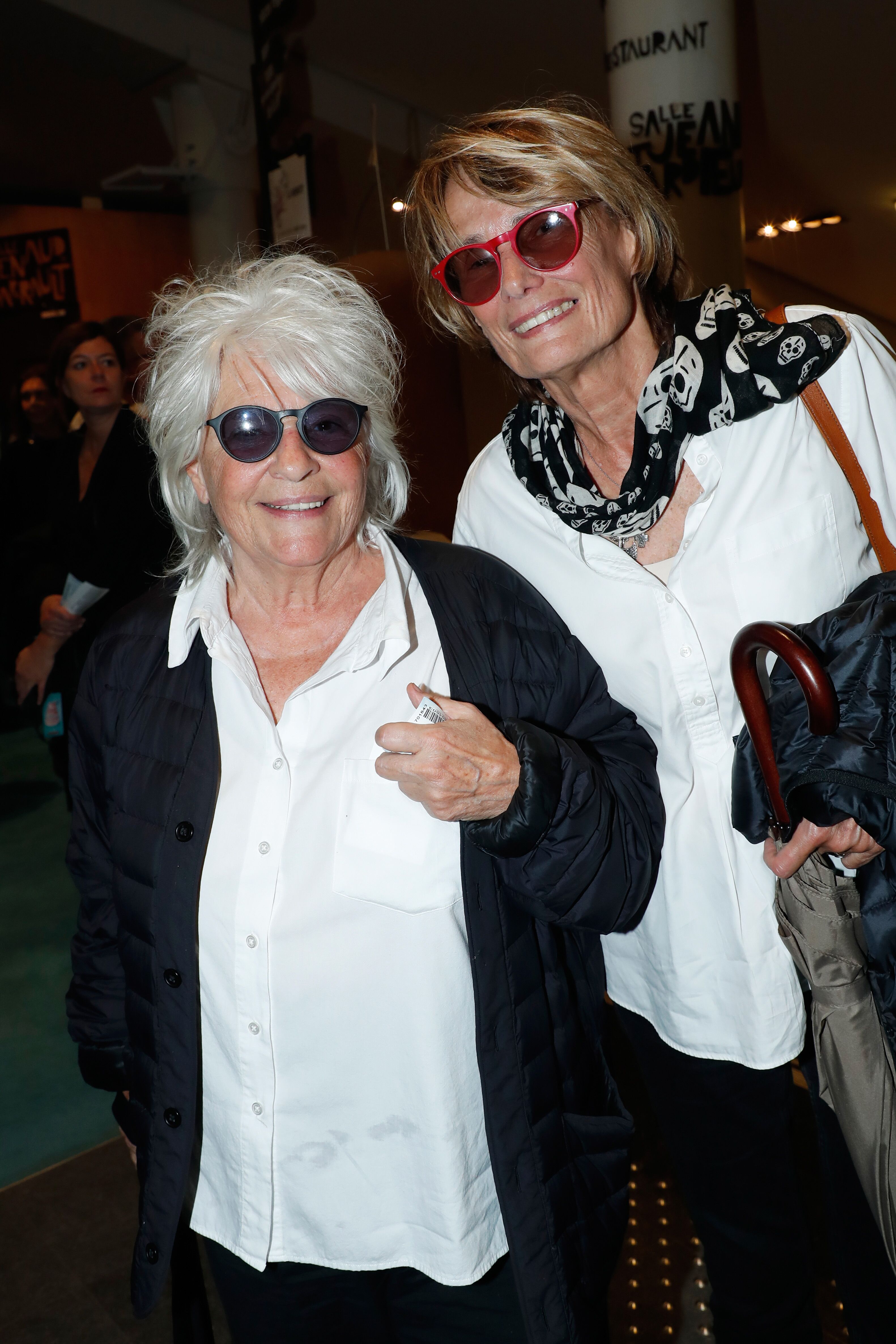 Catherine Lara et un invité assistent à la pièce de théâtre "Le Banquet" au Théâtre du Rond-Point à Paris, France. | Photo : Getty Images