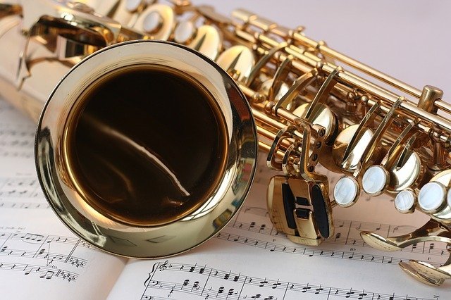 Saxofón y partituras. │ Foto: Pixabay