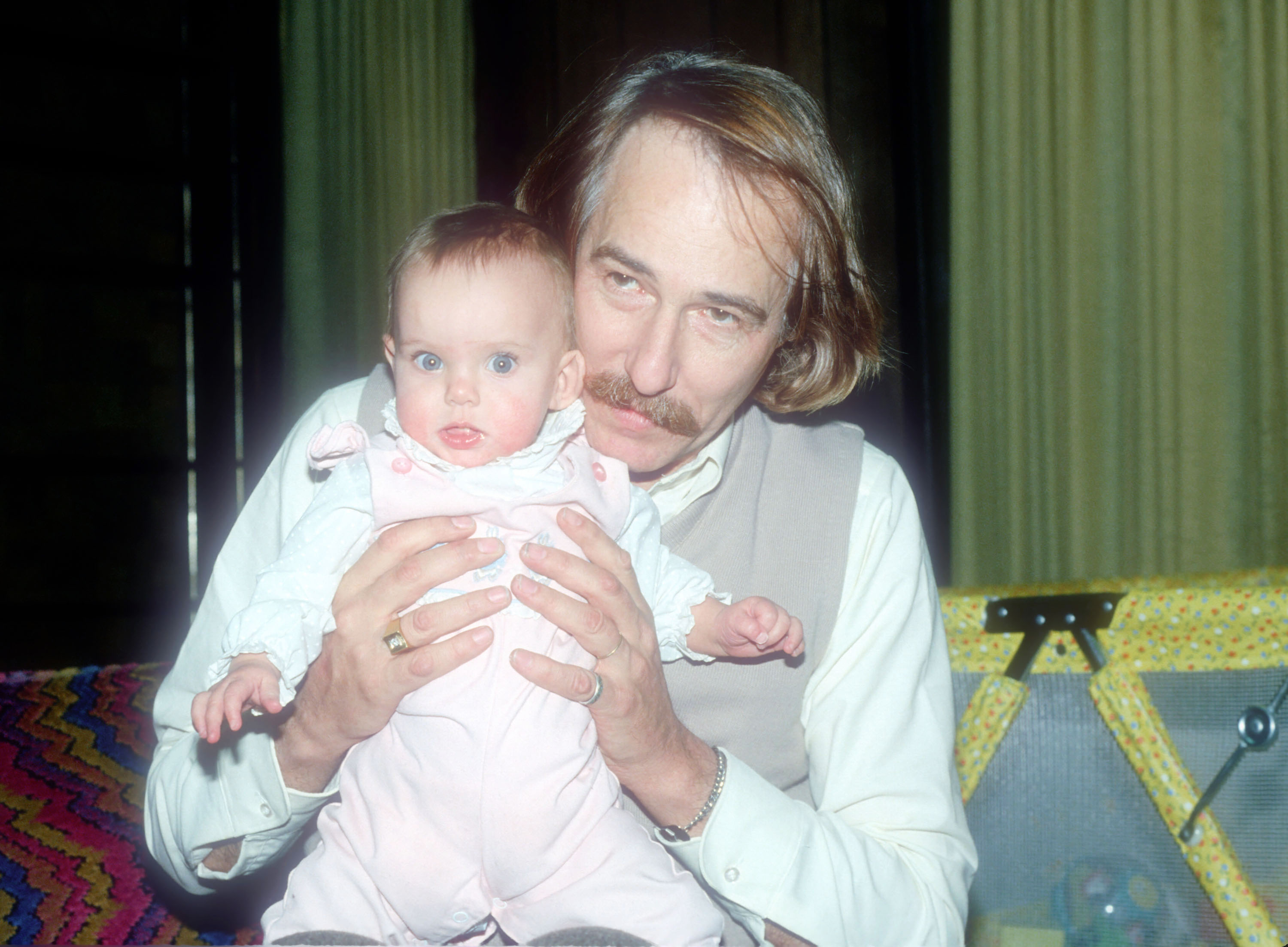John Phillips poses for a photograph with his daughter Bijou while in drug rehab at Fair Oaks Hospital on December 1, 1980, in Summit, New Jersey | Source: Getty Images