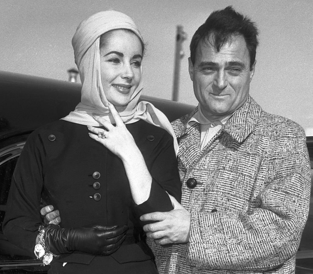 Elizabeth Taylor and Mike Todd prepare to emplane at Idlewild Airport for Mexico City on January 23, 1957 | Photo: Getty Images