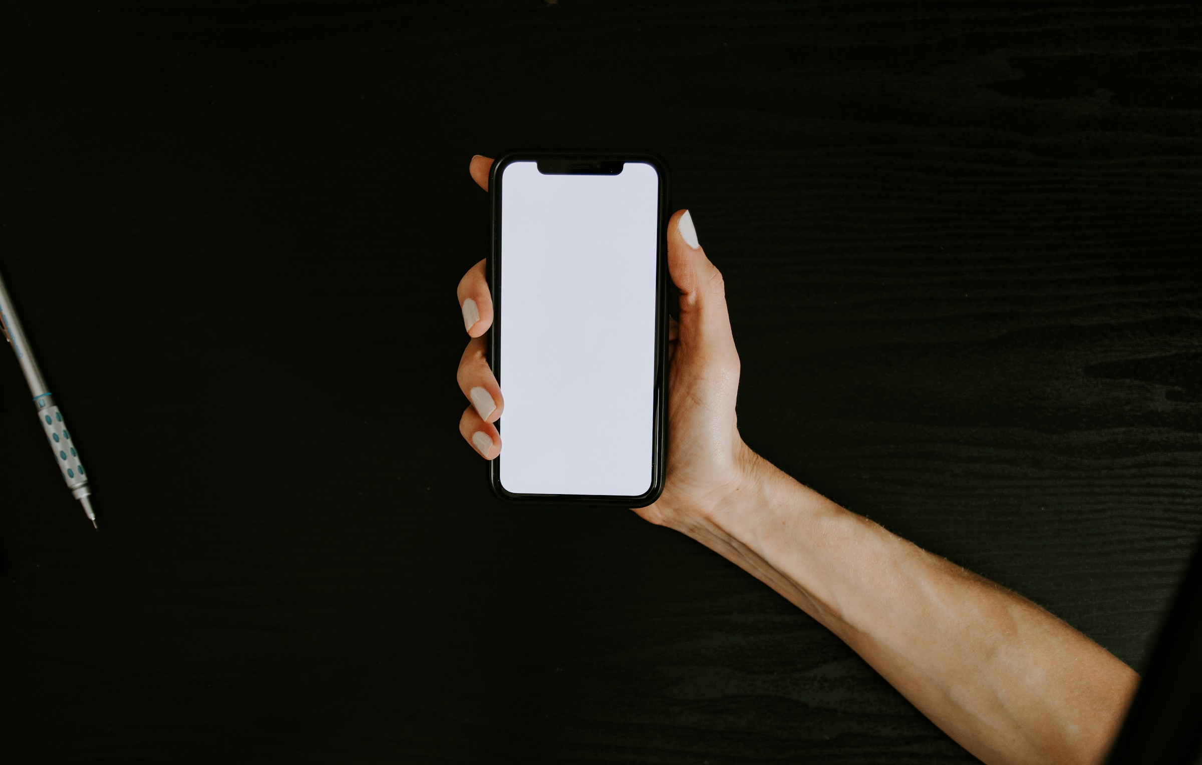 A person holding a blank phone | Source: Unsplash