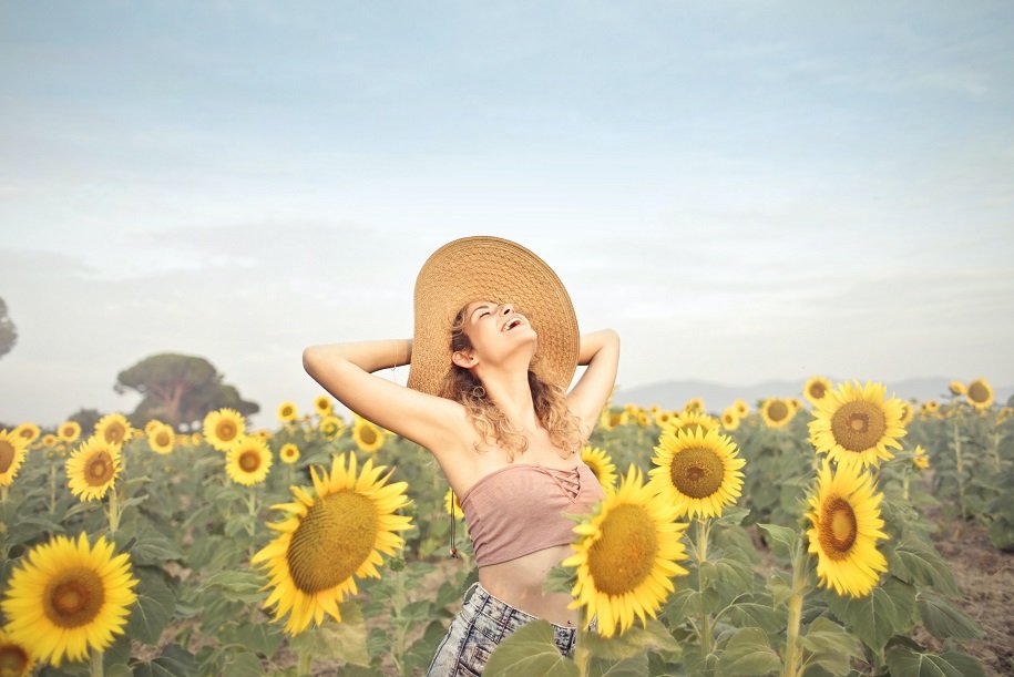Une jeune femme qui se tient dans un jardin de tournesols | Photo : Getty Images.