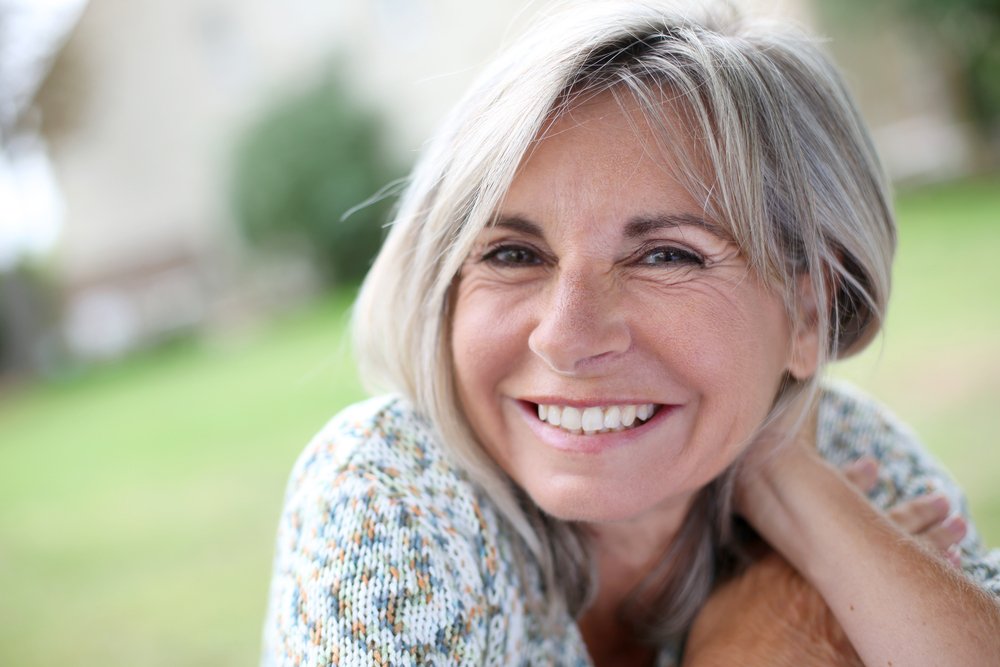 Une femme aux cheveux gris | Photo : Shutterstock