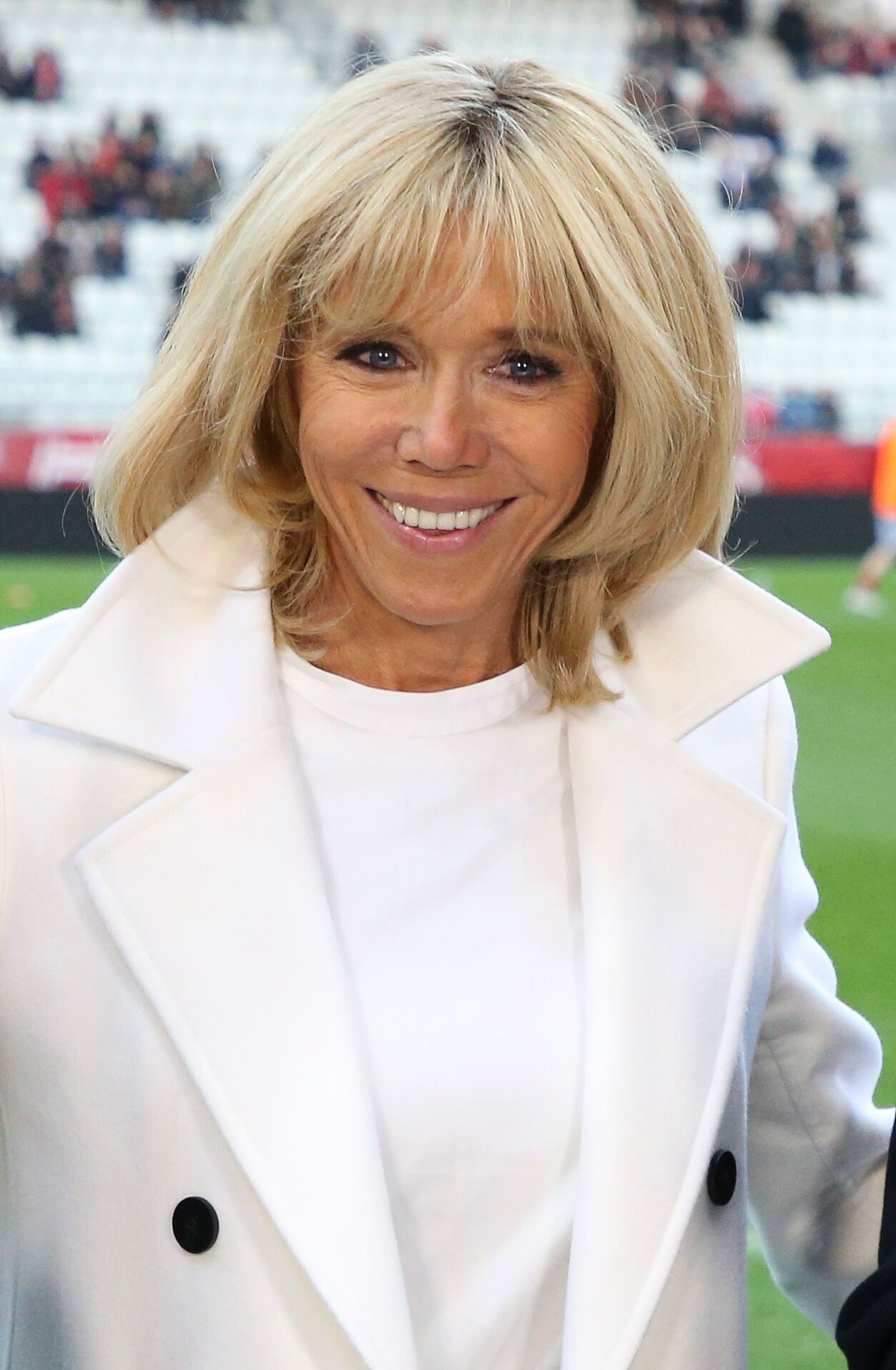 Brigitte Macron porte un manteau blanc. | | Photo : GettyImage Brigitte Macron porte un manteau blanc. | | Photo : GettyImage