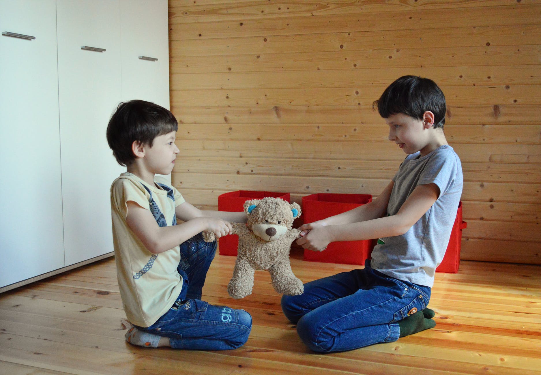 Children trying to destroy things. | Photo: Pexels