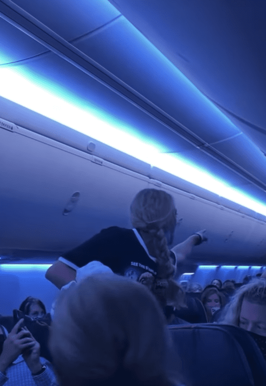 In a viral YouTube video a woman on a plane, with her mask down, was recorded pointing fingers and shouting slurs at fellow passengers | Photo: Youtube/Jackson VanHoose
