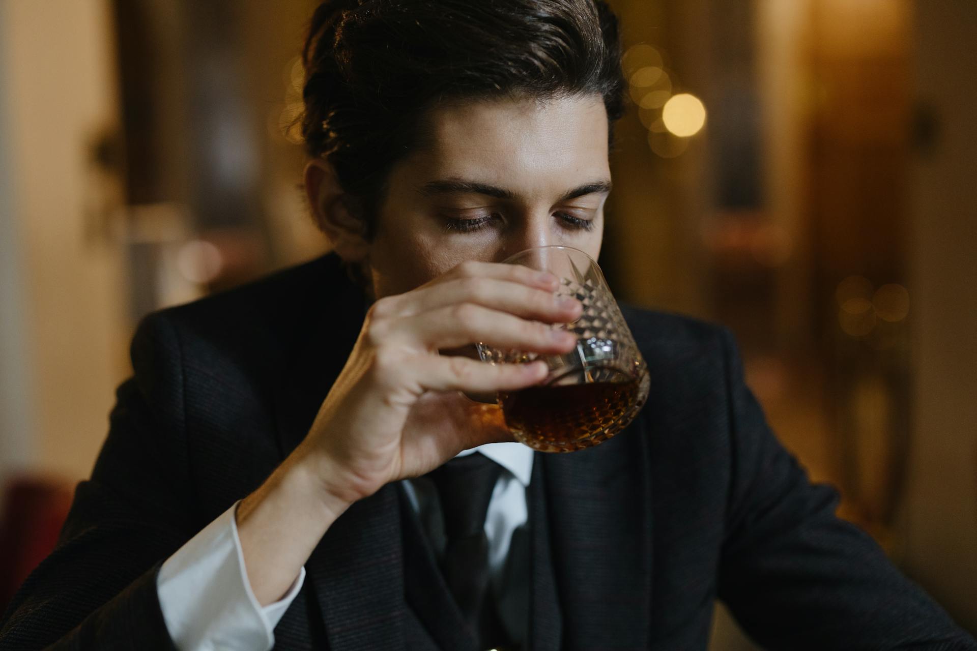 A man drinking whiskey | Source: Pexels