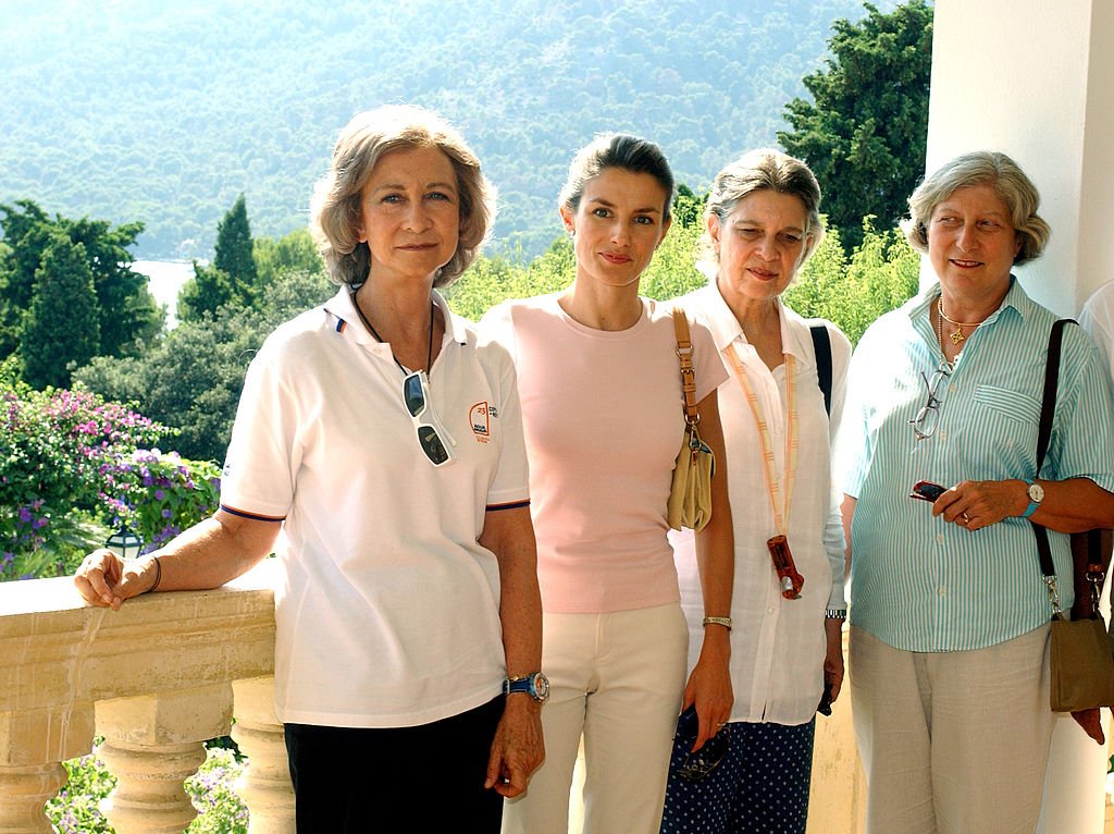 La Reina Sofía y la Princesa Letizia de España almuerzan en el exclusivo Hotel Formentor con la Princesa Irene de Grecia, la hermana de la Reina Sofía y Tatiana Fourcheau. I Foto: Getty Images.