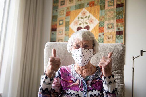 Femme âgée avec un masque. | Photo : Getty Images Femme âgée avec un masque. | Photo : Getty Images