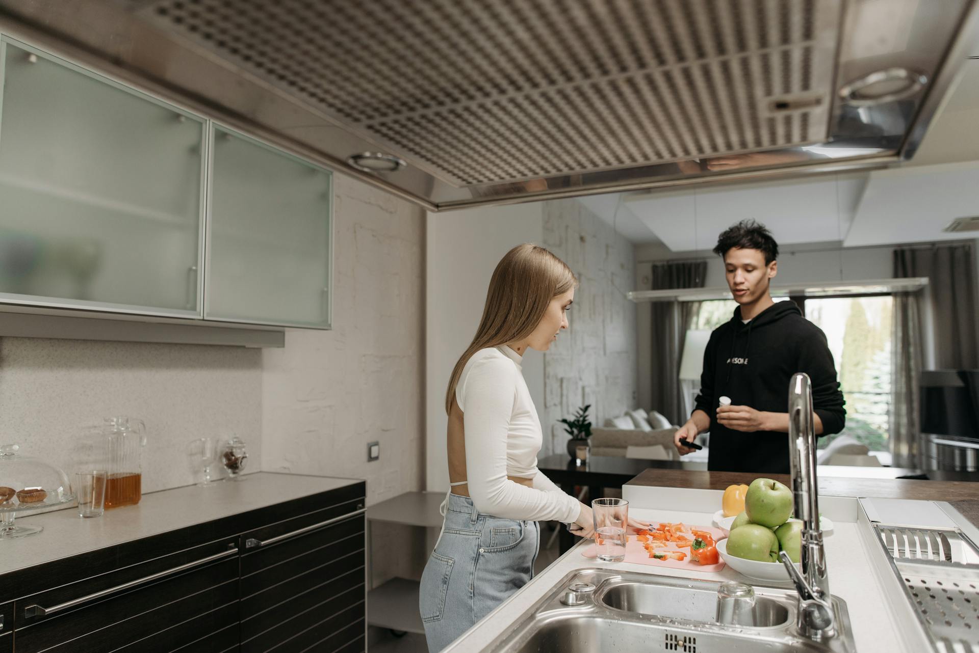 Una pareja hablando en una cocina | Fuente: Pexels