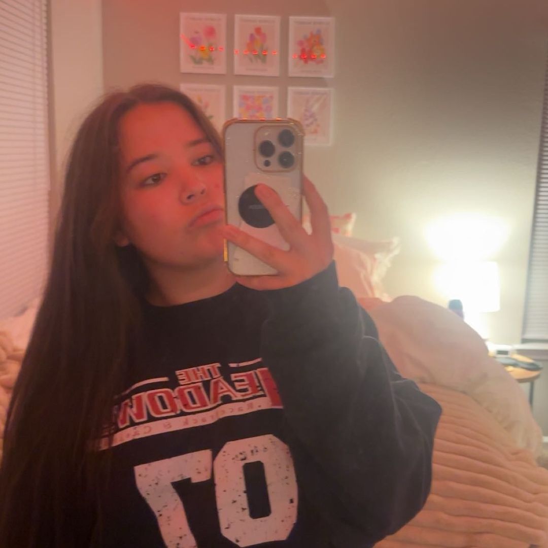 Leah built a popular following on TikTok by actively participating in the "BookTok" community. In this photo, she posed for a selfie during a video update. | Source: TikTok/leahgosselin