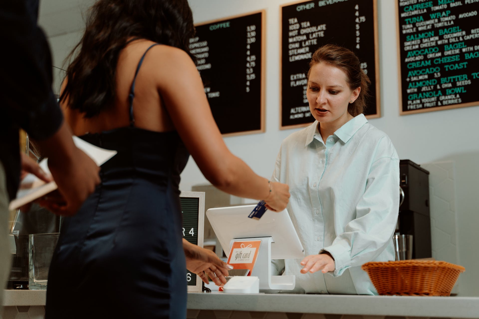 A cashier at a cafe interacting with customers | Source: Pexels