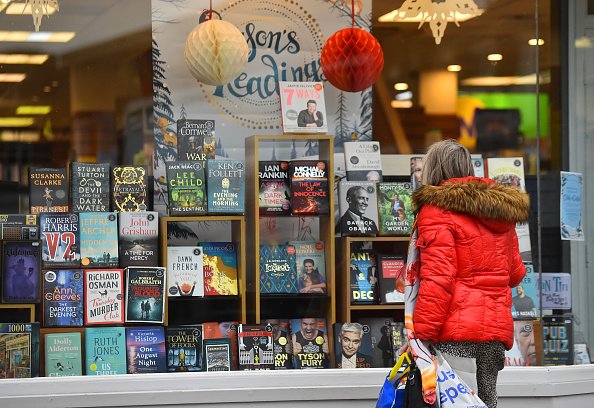Une femme regarde à travers la vitrine de librairie britannique. |Photo : Getty Images