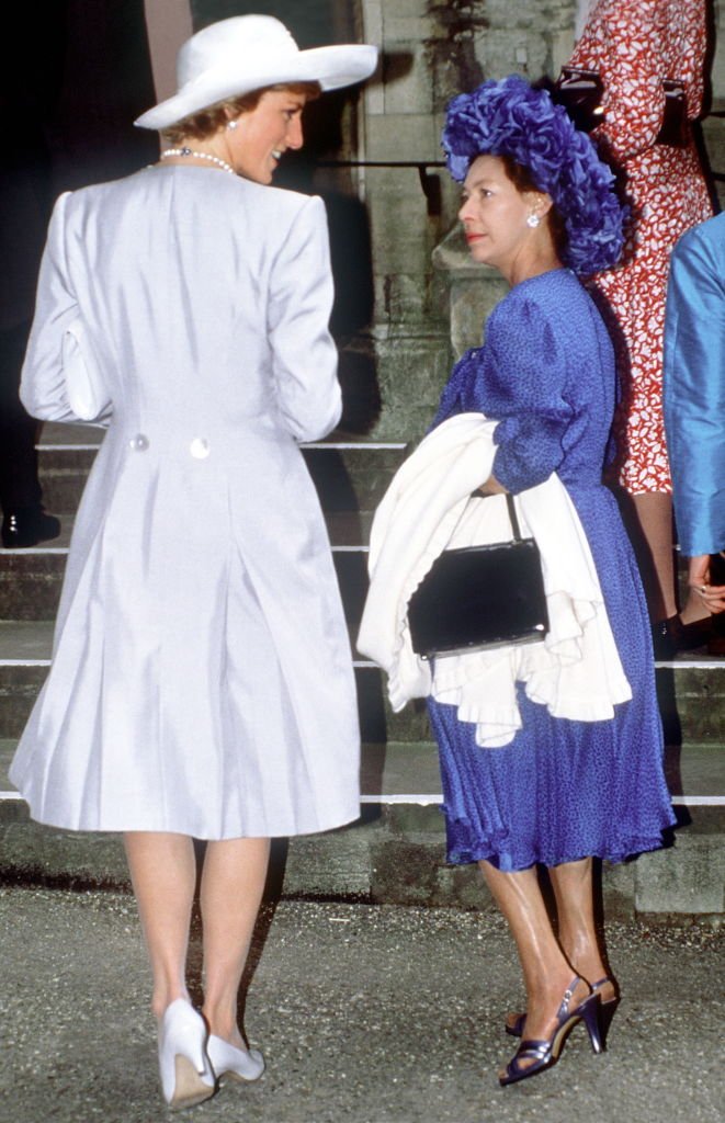 La princesa Diana y la princesa Margaret en la boda de James Ogilvy y Julia Rawlinson. | Foto: Getty Images