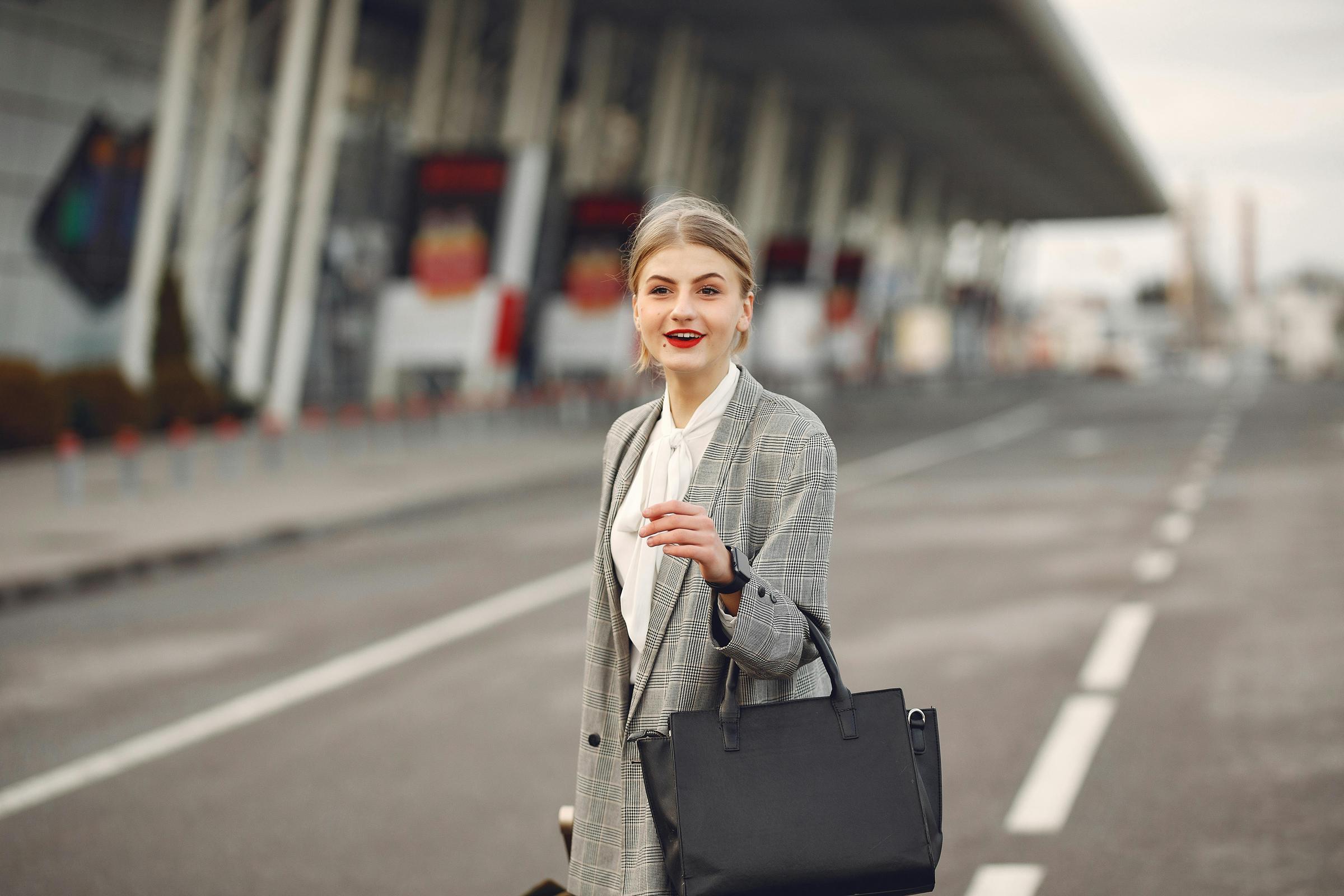 A fashionable woman about to travel | Source: Pexels