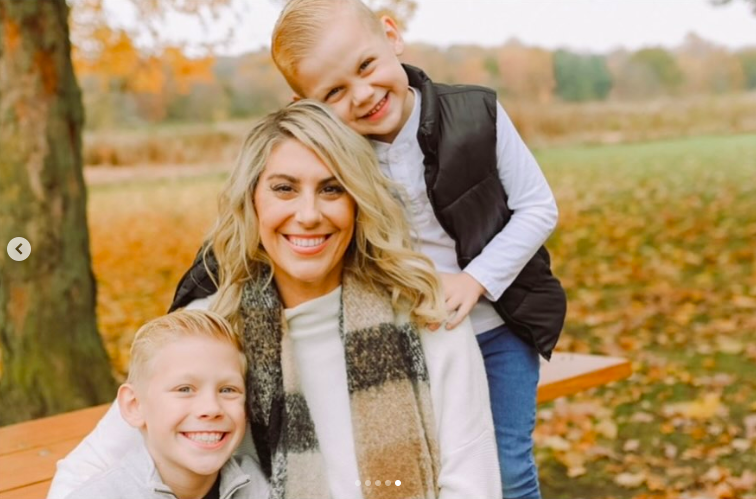 Sara Bennett smiling for a photo with her two sons, Lincoln and Will, posted on October 23, 2025. | Source: Instagram/theanandapivot