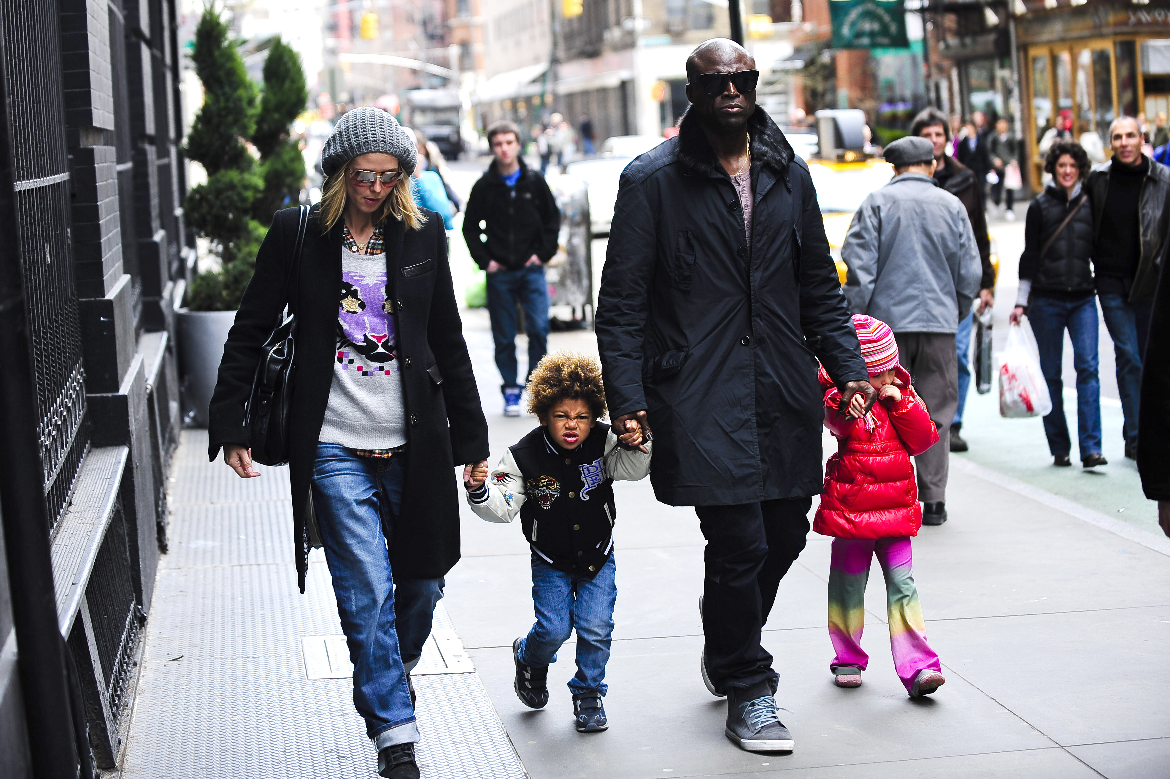 Heidi Klum, Henry Samuel, Seal, and Leni Klum walk in Soho, New York City, on April 13, 2009 | Source: Getty Images