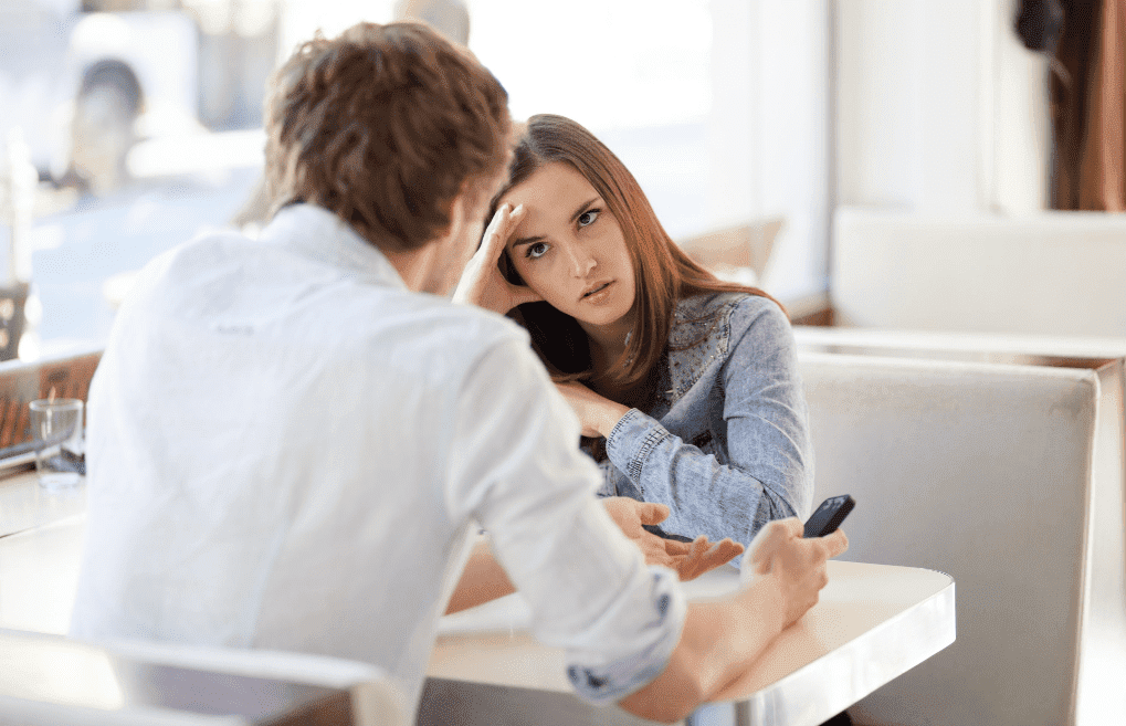 Un hombre y una mujer discutiendo en la cafetería. | Foto: Shutterstock