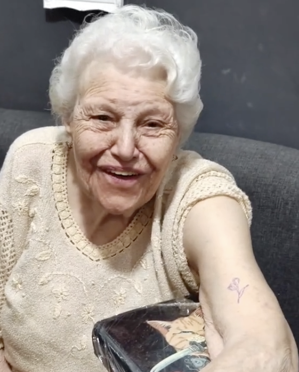 Guada Kelly getting her tattoo in a TikTok video in 2023 | Source: tiktok.com/@guada.kelly