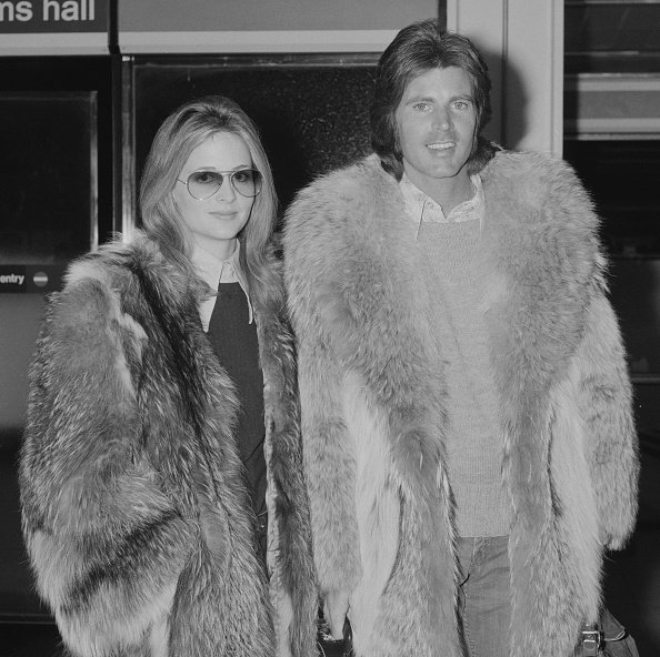 Ricky Nelson llega al aeropuerto de Londres con su esposa Kristin, para una gira de conciertos por el Reino Unido, el 16 de febrero de 1972. | Fuente: Getty Images