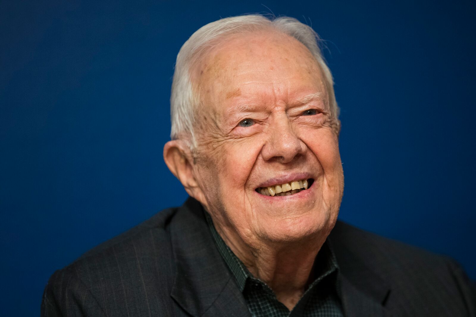 L'ancien président américain Jimmy Carter sourit lors d'une séance de dédicace de son nouveau livre " Faith : A Journey For All" à la librairie Barnes & Noble de Midtown Manhattan, le 26 mars 2018 à New York | Photo : Getty Images