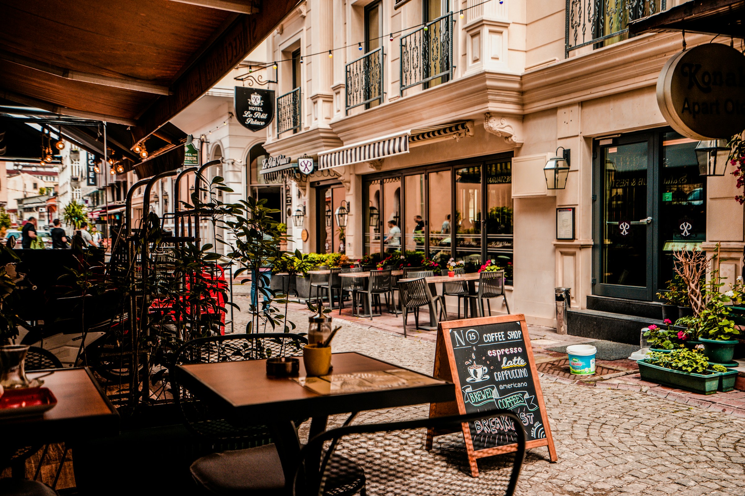 The exterior of a cafe | Source: Unsplash