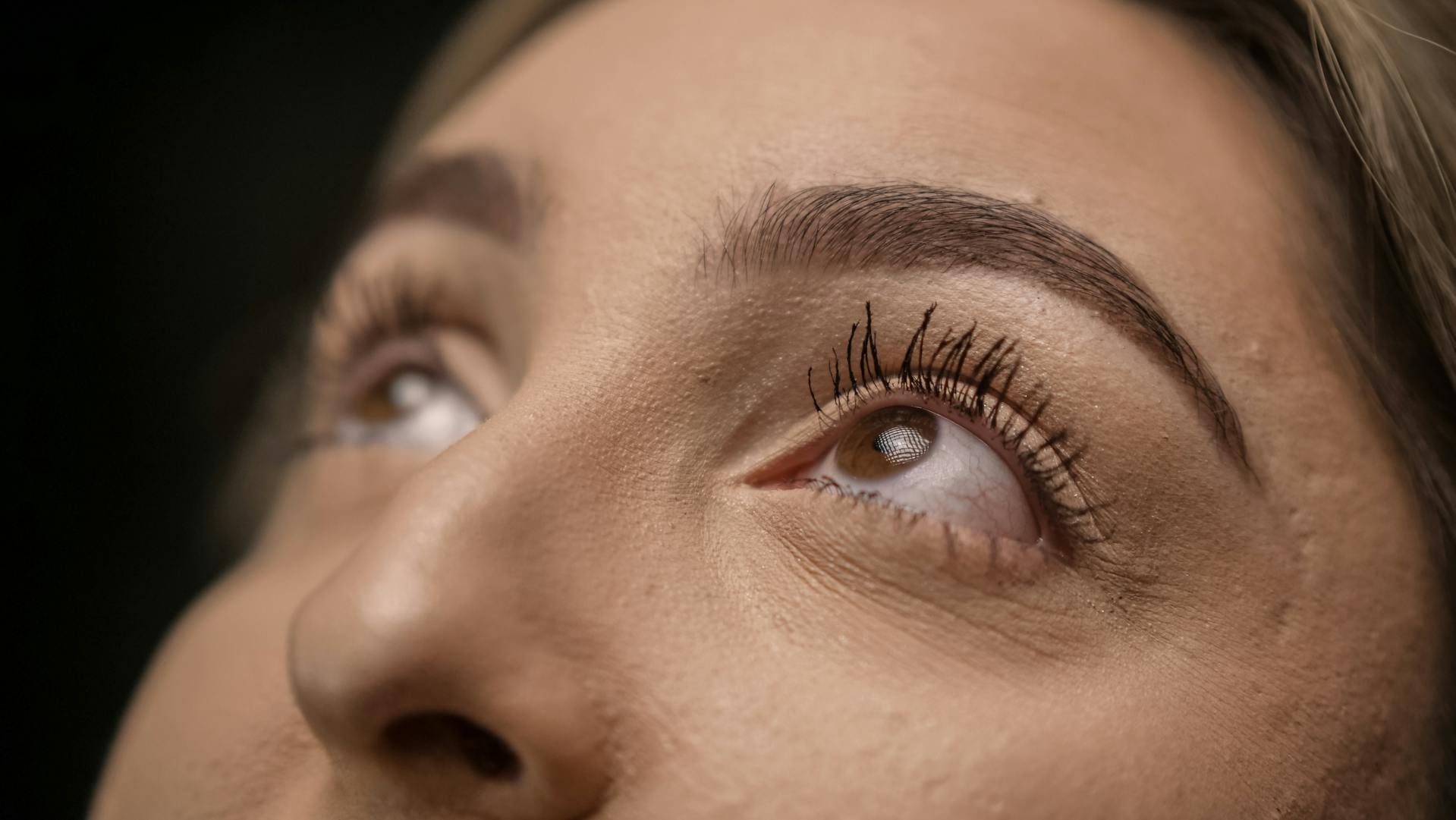 A woman looking up | Source: Pexels