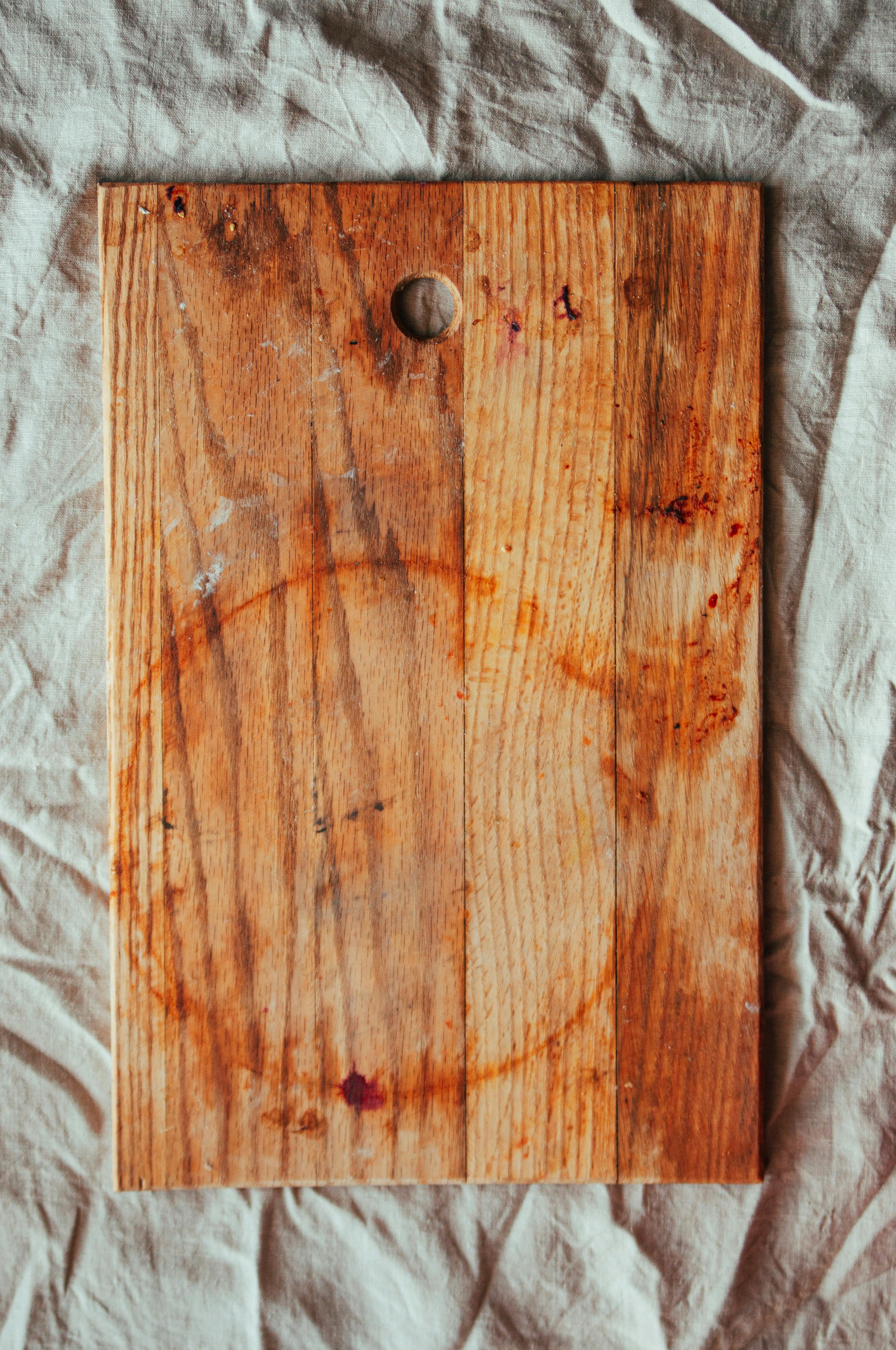 A stained chopping board highlights how bacteria and odours can build up without proper cleaning. | Source: Pexels