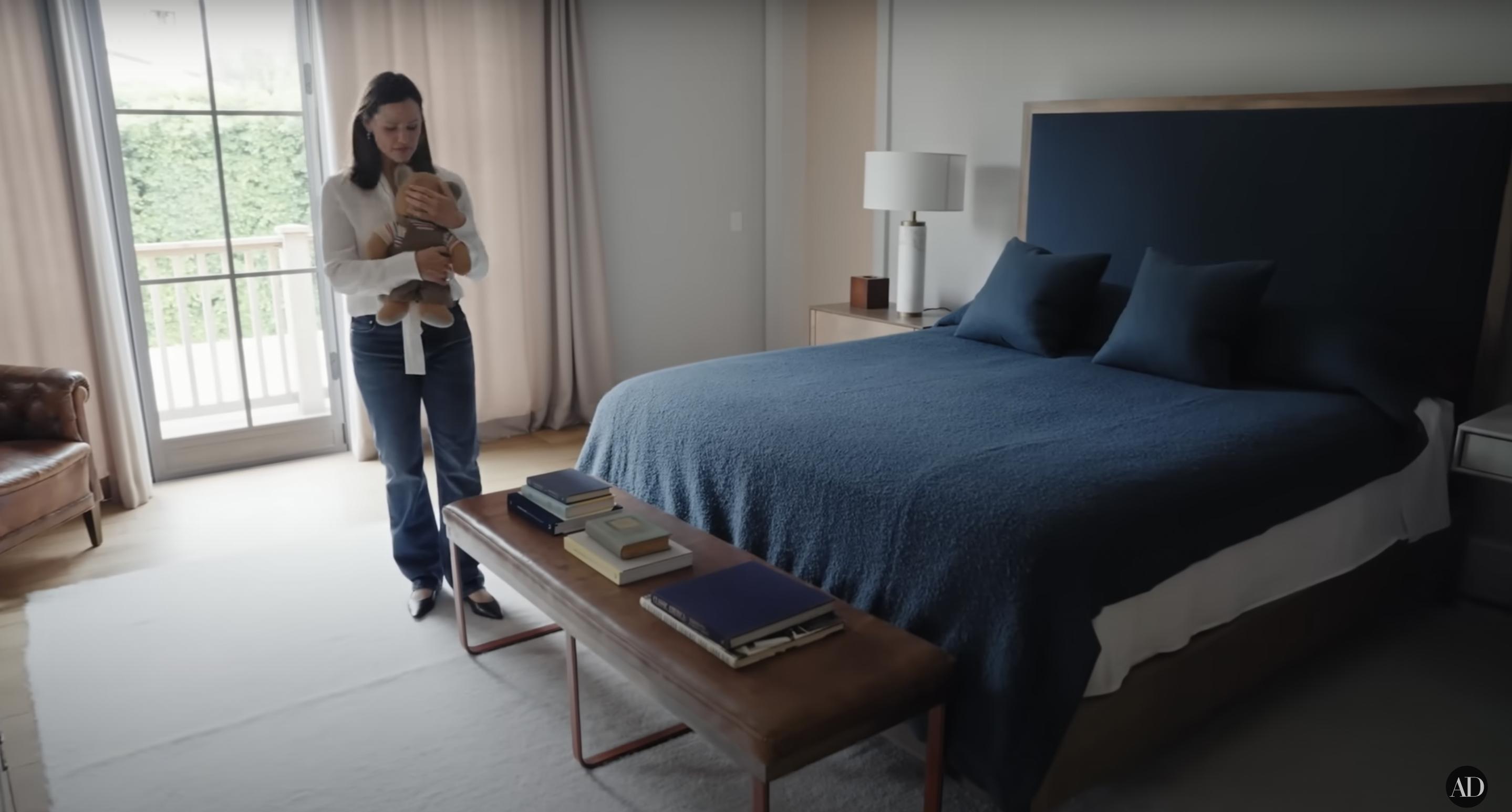 Jennifer Garners bedroom, dated September 3, 2024 | Source: YouTube/@Archdigest