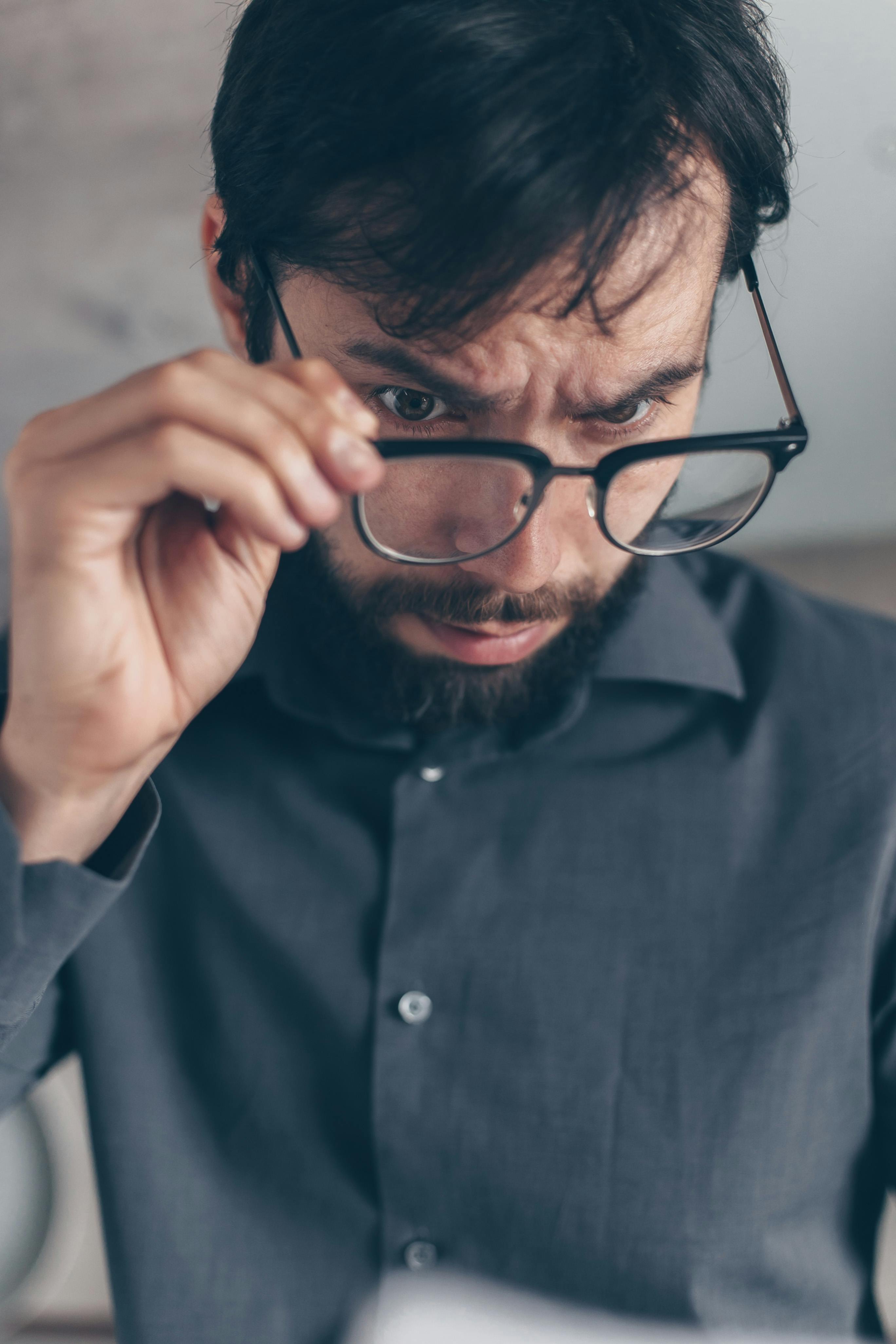 A surprised man reading a note | Source: Pexels