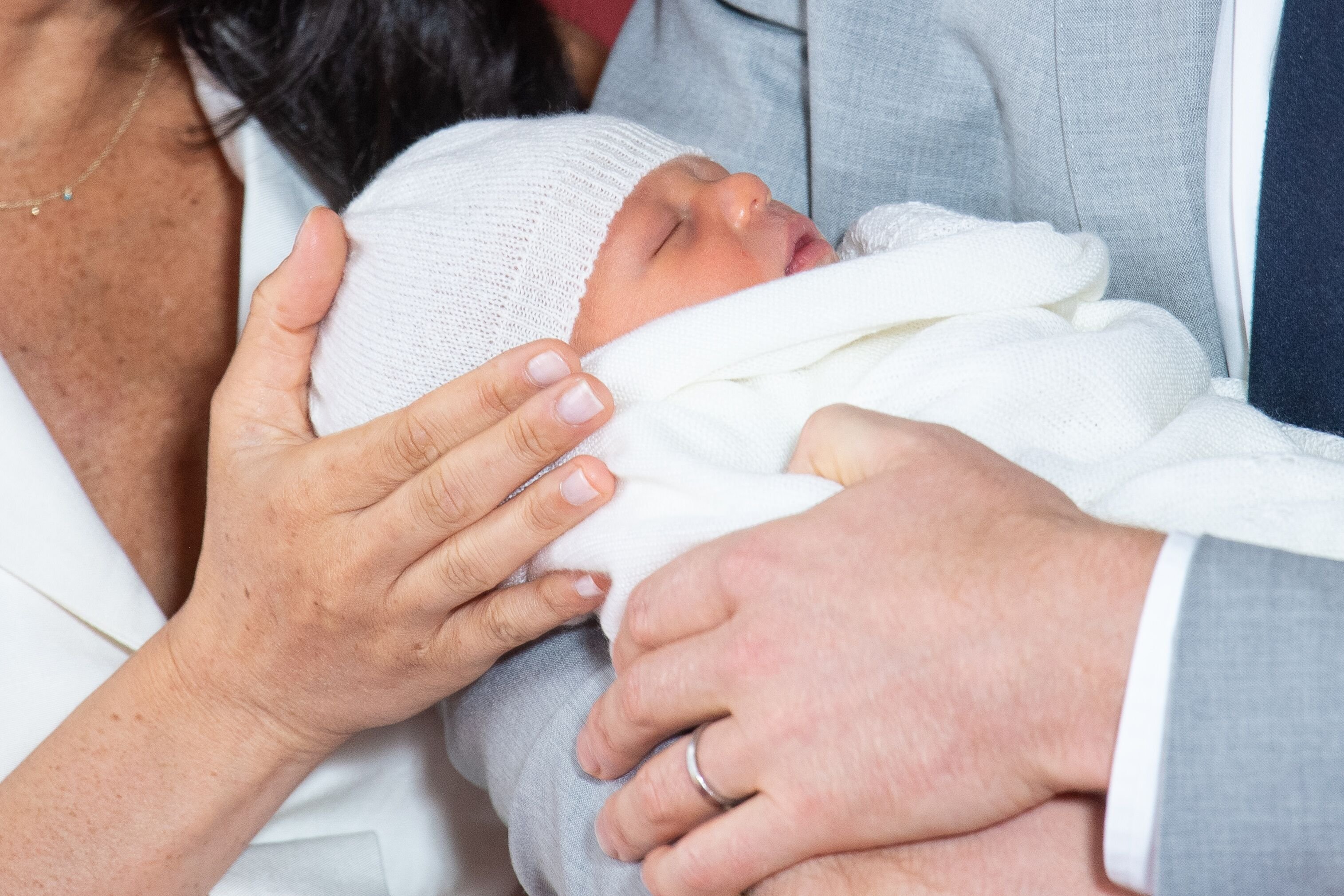 El príncipe Harry, duque de Sussex y Meghan, duquesa de Sussex, posan con su hijo recién nacido, Archie Harrison Mountbatten-Windsor, durante una sesión fotográfica en St George's Hall en el Castillo de Windsor el 8 de mayo de 2019. | Imagen: Getty Images/GlobalImagesUkraine