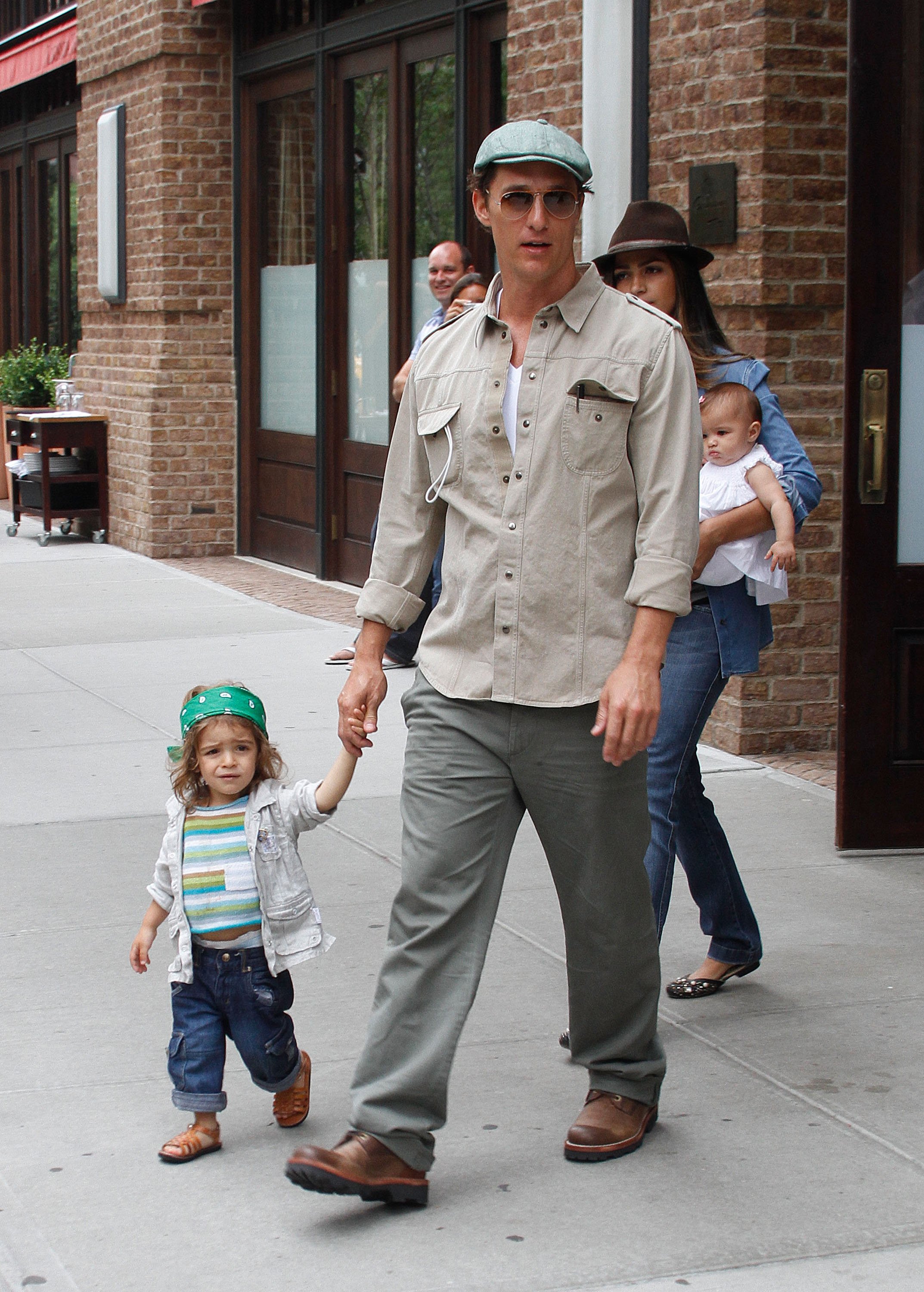 Matthew McConaughey, Camila Alves y sus hijos, Levi McConaughey y Vida McConaughey, en Tibeca el 16 de junio de 2010 en Nueva York. | Foto: Getty Images