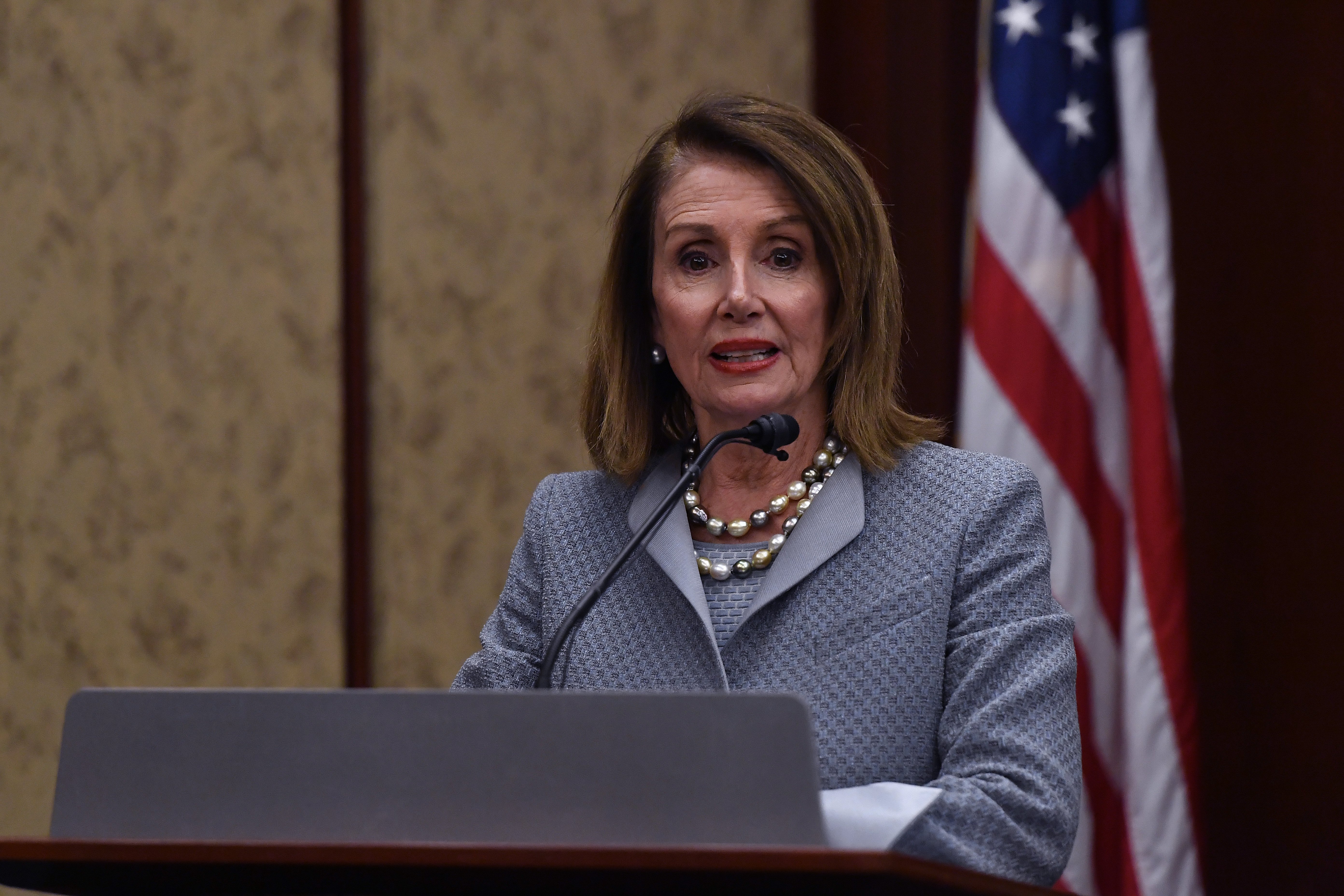 Presidenta de la Cámara de Representantes, Nancy Pelosi, pronunciando un discurso en la proyección de TransMilitary en Capitol Hill. | Foto: Getty Images