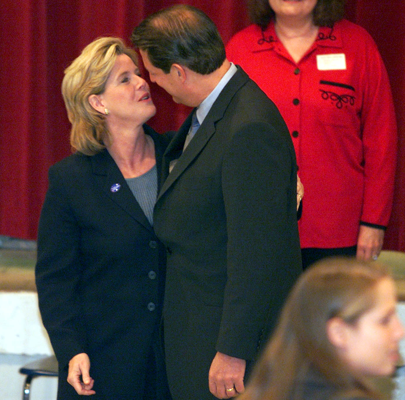 Tipper and Al Gore share a kiss at Forks River Elementary School on an unknown date | Source: Getty Images
