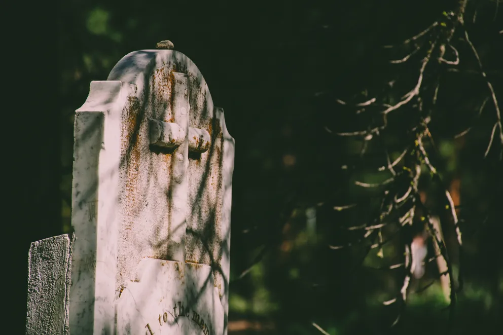 Il a décidé qu'il ne voulait jamais se rendre sur la tombe de son père. | Source : Pexels