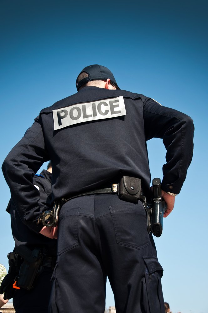Un policier avec une arme. | Photo : shutterstock