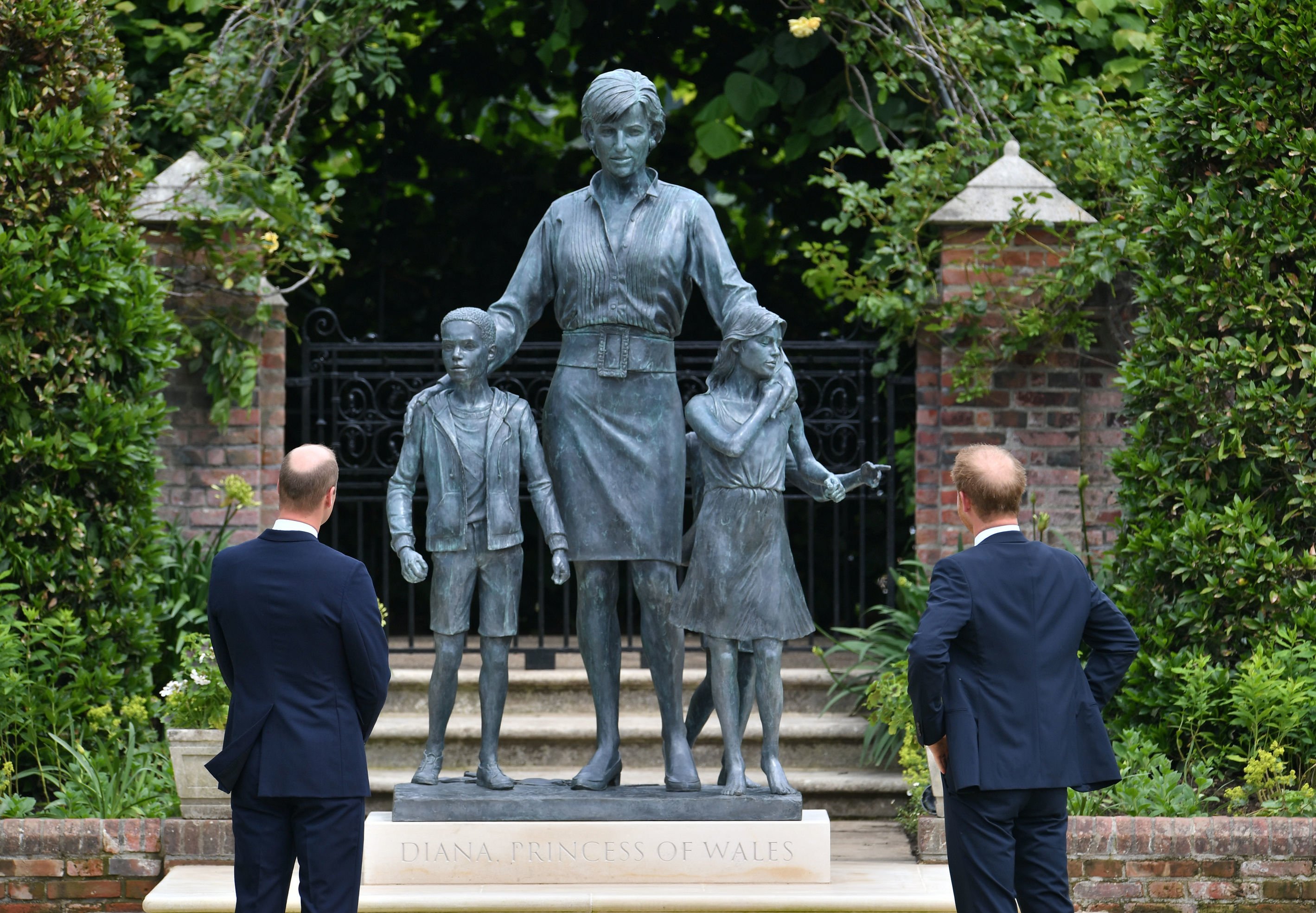 El príncipe Harry y el príncipe William presentan la estatua de la princesa Diana en Londres 2021. | Foto: Getty Images