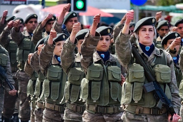 Mujeres soldado en filas. Fuente: Pixabay