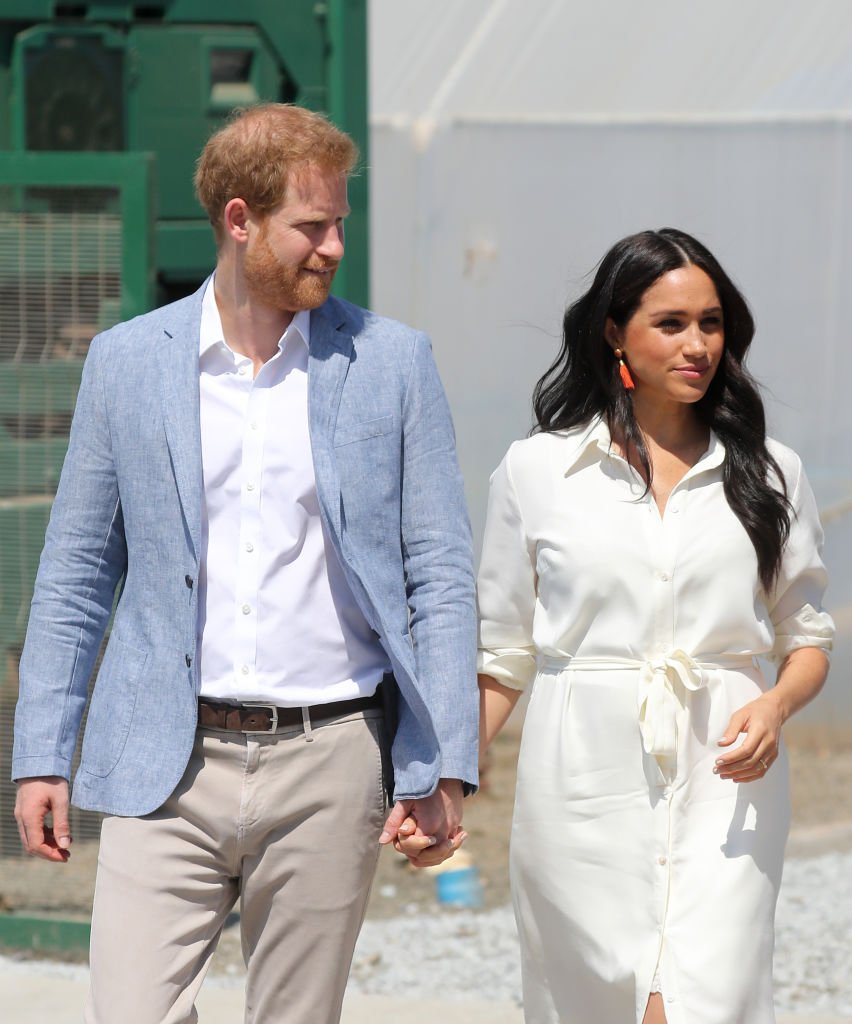 Le prince Harry et Meghan se rendent dans une commune pour se renseigner sur les services d'emploi pour les jeunes. | Source: Getty Images Le prince Harry et Meghan se rendent dans une commune pour se renseigner sur les services d'emploi pour les jeunes. | Source: Getty Images