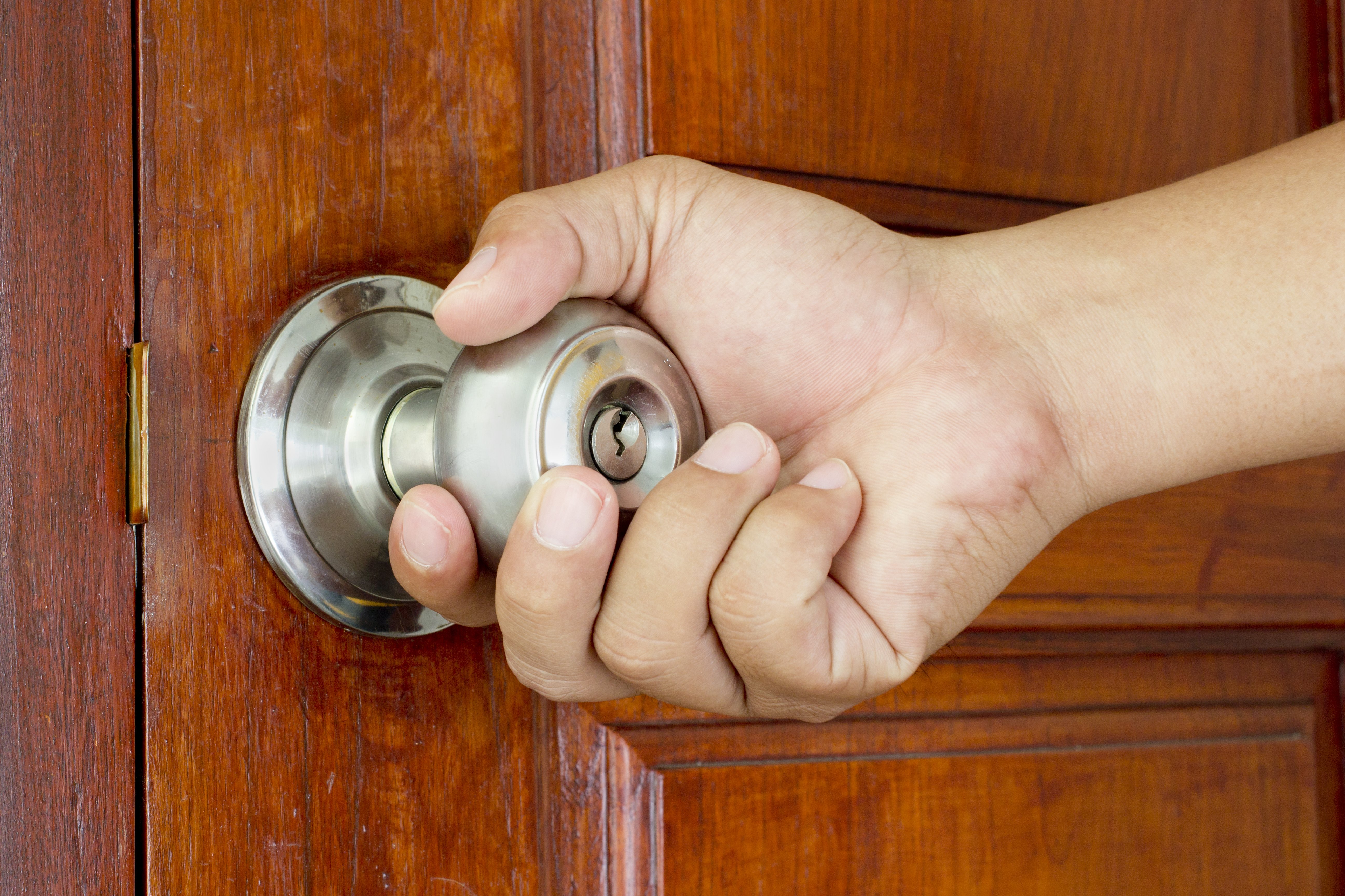 Mano abriendo puerta. | Foto: Shutterstock