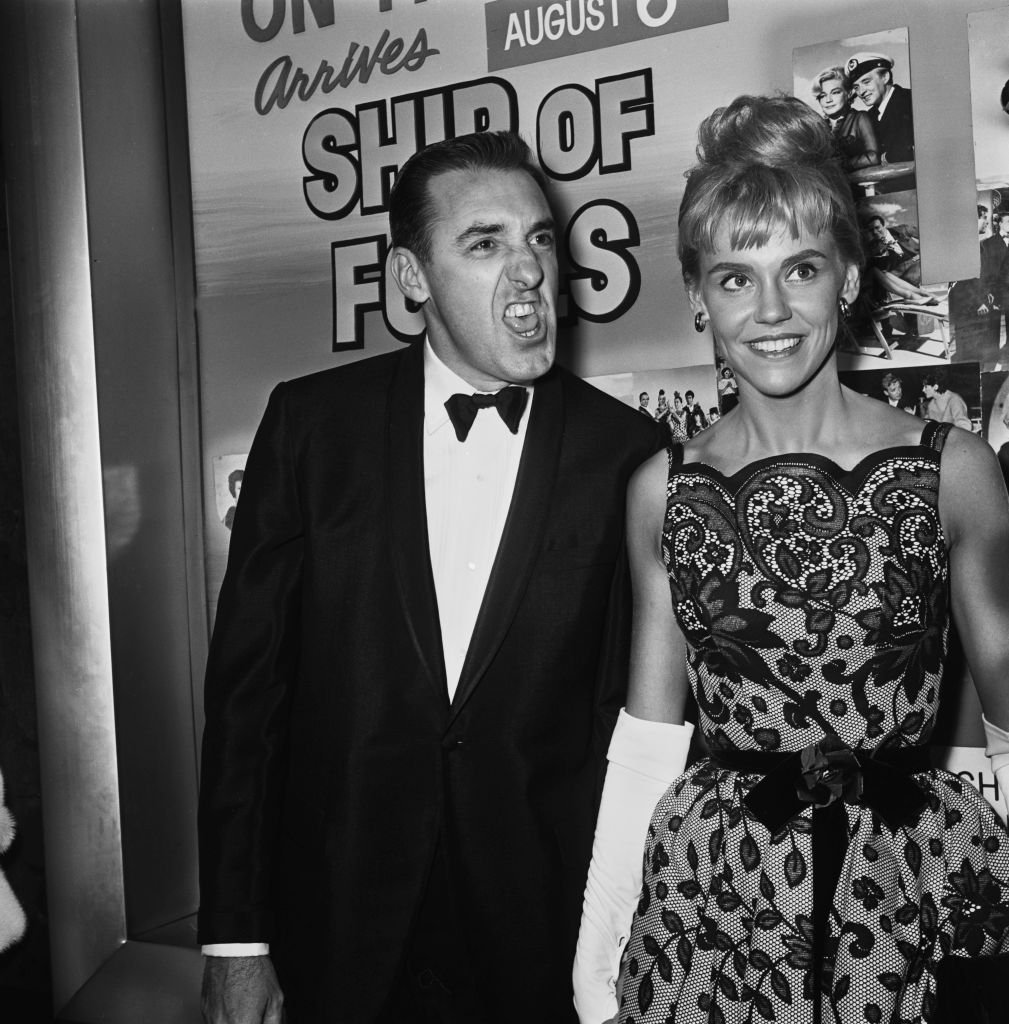Jim Nabors and Maggie Peterson at the film premiere of “Ship of Fools” in the United States of America in1965. | Source: Getty Images