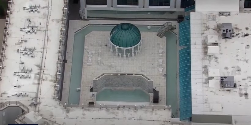 A view of the swimming pool at the Double Tree by Hilton hotel where an 8-year-old girl drowned in March 2024 | Source: YouTube/FOX 26 Houston