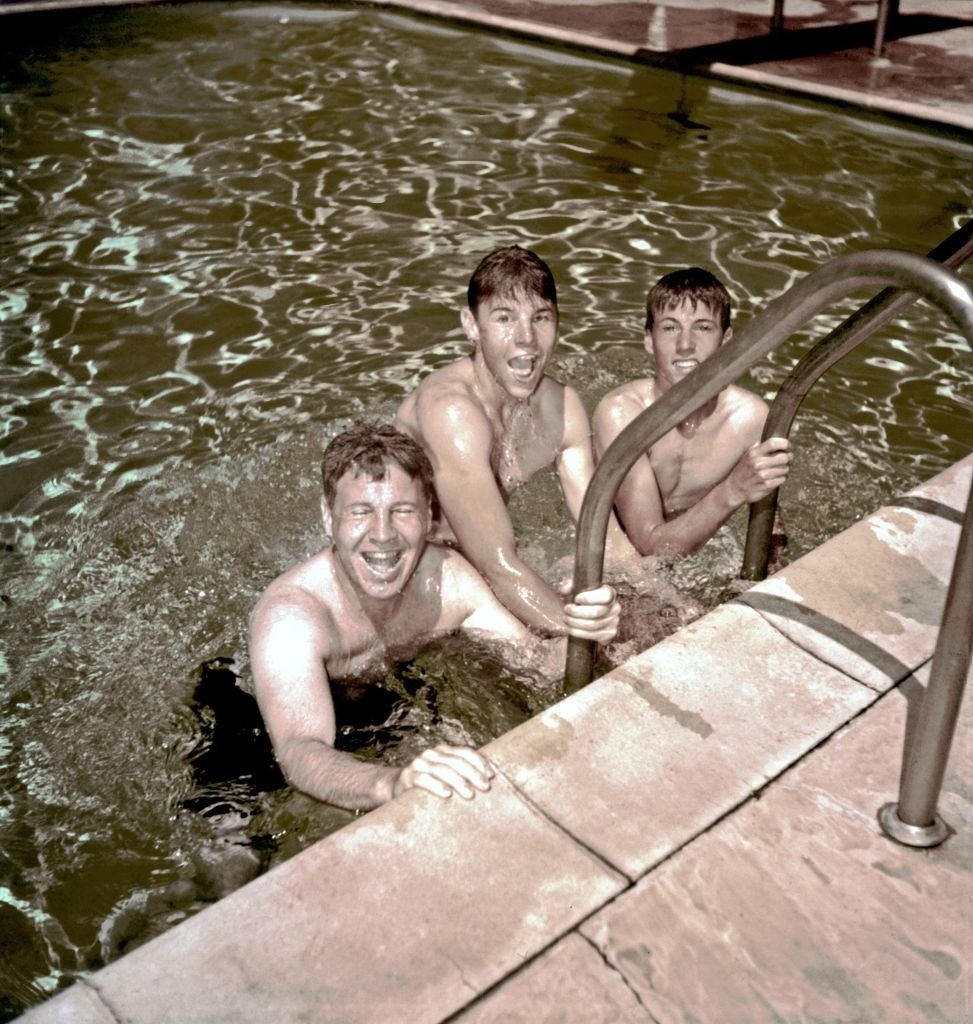 Actors and real life family The Nelsons  relax in their pool at home circa 1955 in Los Angeles, California | Photo: Getty Images