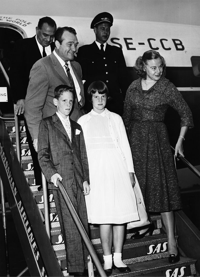 Red Skelton with his wife Georgia Davis, his son Richard Freeman Skelton, and daughter Valentina Skelton, circa 1950s. | Photo: Wikimedia Commons 