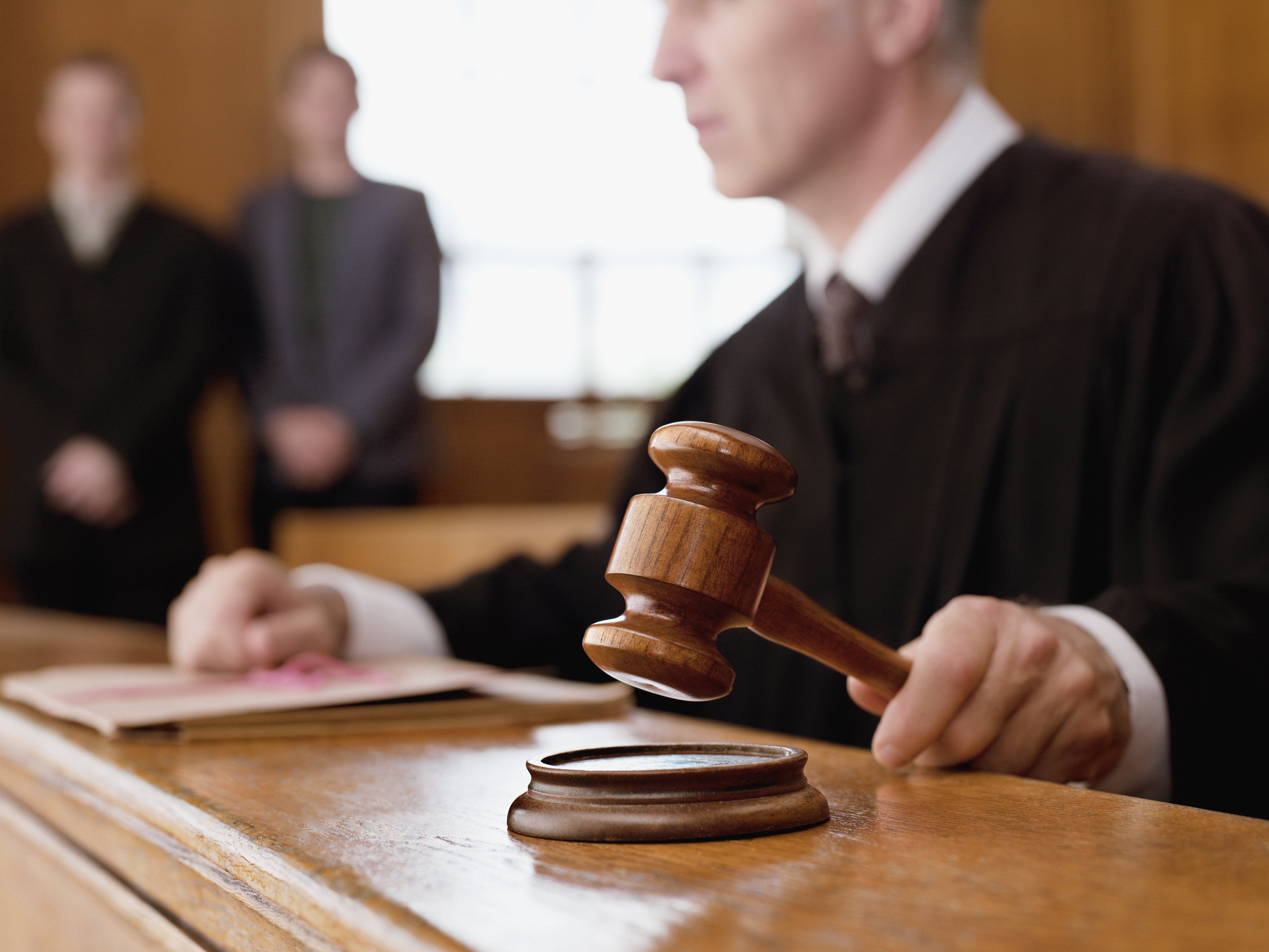 Ein Richter fällt ein Urteil. | Quelle: Getty Images