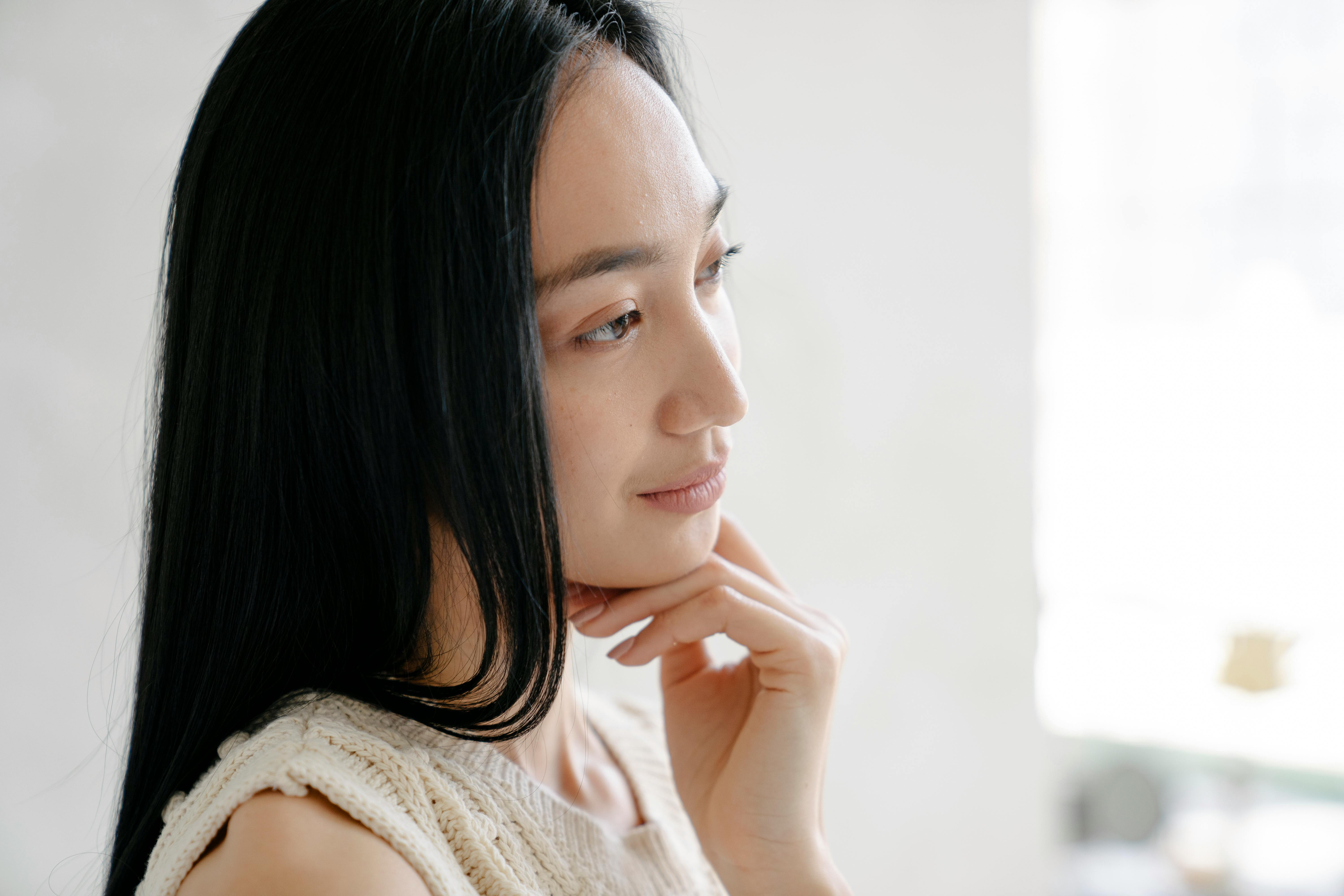 A woman deep in thought | Source: Pexels