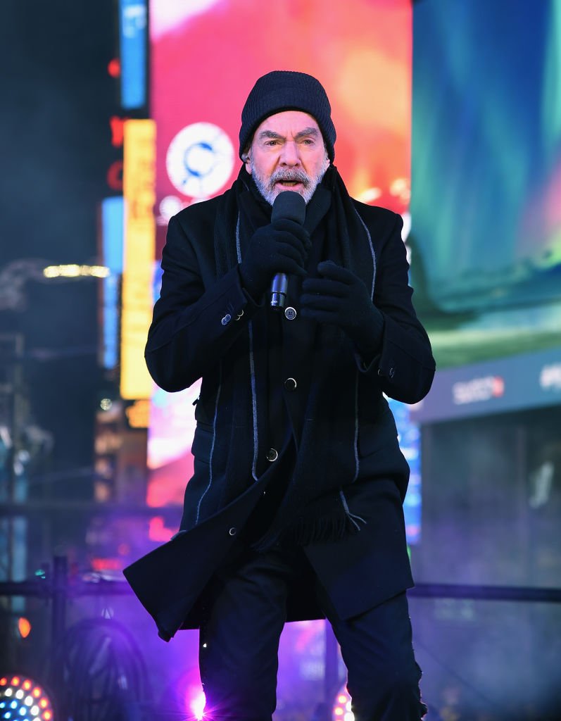 Neil Diamond performs during New Year's Eve 2018 in Times Square at Times Square on December 31, 2017 | Photo: Getty Images