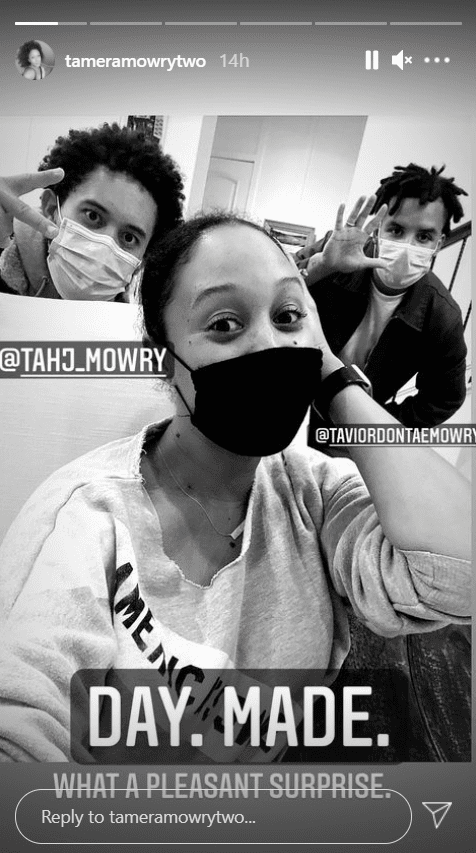 Tamera Mowry and her brothers, Tahj and Tavior posing for a selfie with their masks on | Photo: Getty Images